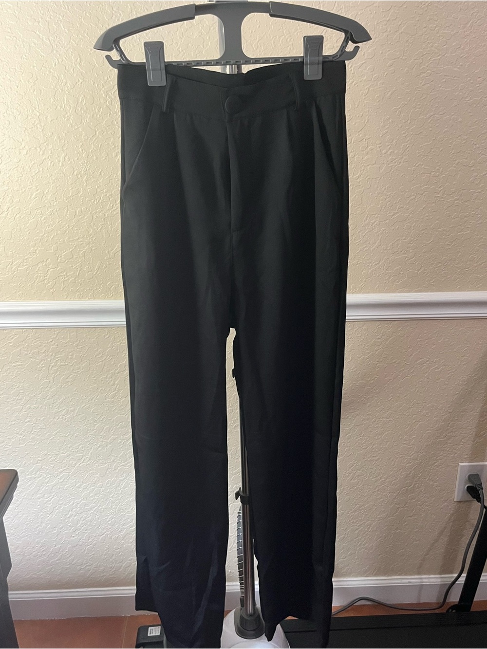 Classic Black Women's Sleek Tailored Suit - Picture 4 of 6